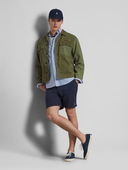 Männermodel trägt Regular Fit Sweatshorts aus Baumwoll-Mix von Polo Ralph Lauren, Optik: Unifarben, Logo-Stitching, Materialverarbeitung: Sweat, Ganzkörperansicht von vorne.