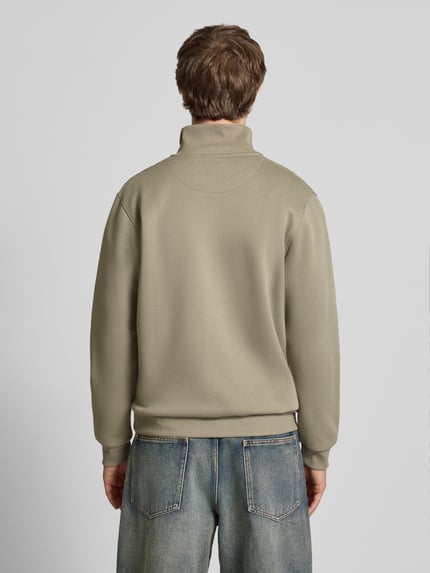 Männermodel trägt Regular Fit Sweatshirt mit Troyer-Kragen Modell 'Bradley' von Jack & Jones, beige, Baumwoll-Mix, Rückansicht, Ganzkörperansicht.