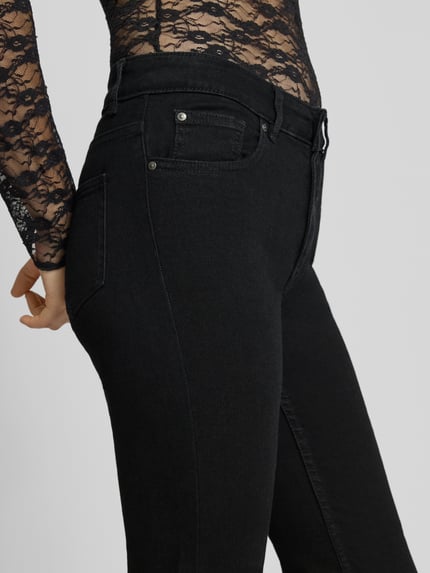 Frauenmodel trägt Flared Jeans mit mittelhohem Bund von REVIEW, schwarz, 5-Pocket-Design, elastischer Baumwoll-Mix, Nahaufnahme Oberkörper.
