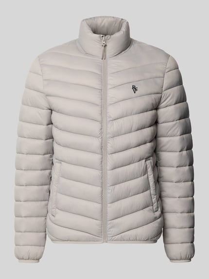Produktfoto, Regular Fit Steppjacke mit Logo-Stickerei von REVIEW in Beige, Stepp-Optik, seitliche Taschen, elastische Abschlüsse, Stehkragen