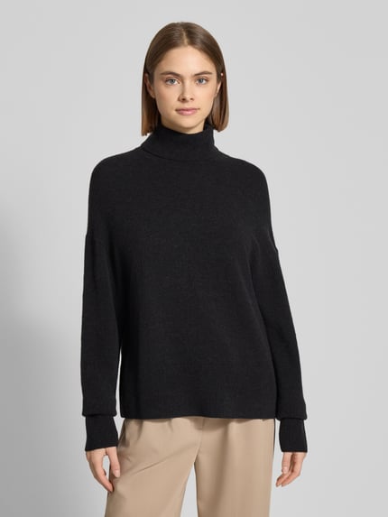 Frauenmodel trägt Regular Fit Rollkragenpullover aus Schurwoll-Mix von Marc O'Polo Denim, melange Optik, Strickstruktur, Nahaufnahme Oberkörper