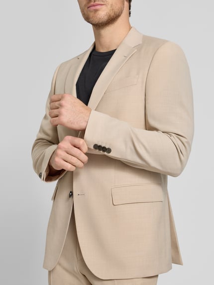 Mannenmodel draagt Regular Fit Anzugsakko aus Schurwoll-Mix Modell 'JASPER' van BOSS, all-over motief, regular fit, reverskraag, 2-knoopsluiting, lange mouw met kissing buttons, dubbele rugsplit, paspelzak op de borst, klepzakken, scheerwolmix, look: elegant, kleur: lichtbeige, textuur: glad, Nahaufnahme bovenlichaam van voren.