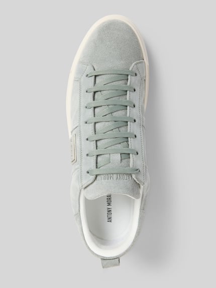 Produktfoto, Sneaker mit Schnürverschluss von Antony Morato aus echtem Leder in Grau, abgerundete Spitze, strukturierte Sohle, Label-Detail