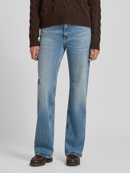 Frauenmodel trägt Bootcut Jeans im Used-Look von Polo Ralph Lauren aus Baumwoll-Elasthan-Mix mit Eingrifftaschen, Nahaufnahme Oberkörper.