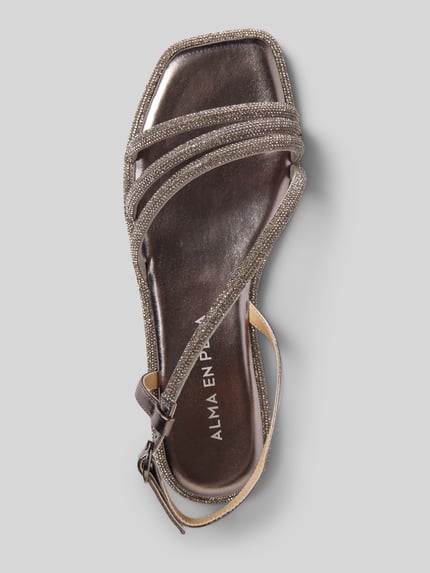 Produktfoto, Sandalette mit Ziersteinbesatz von ALMA EN PENA in Braun mit glatter Sohle, Dornschließe, Absatzhöhe 2 cm, Schaftweite 7 cm.