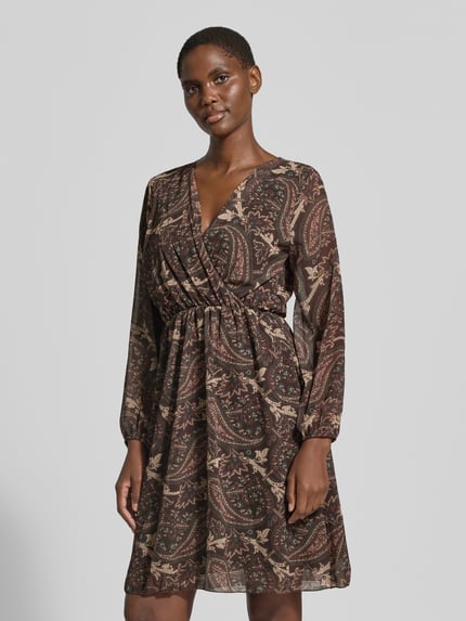 Frauenmodel trägt knielanges Kleid mit V-Ausschnitt Modell 'Th44ea' von ZABAIONE, Chiffon, A-Linie, Allover-Look, Ganzkörperansicht von vorne.