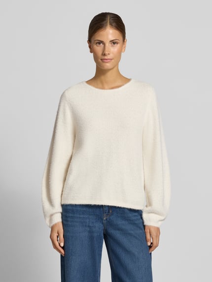 Frauenmodel trägt Strickpullover mit Rundhalsausschnitt von COMMA, weiß, lockerer Schnitt, Textur weich, mit Baumwoll-Anteil, Ganzkörperansicht von vorne.