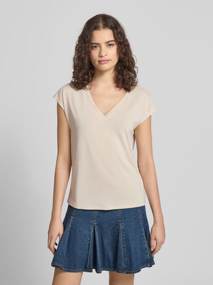 Frauenmodel trägt Loose Fit T-Shirt aus Modal-Mix Modell 'FREE' von Only, unifarben, V-Ausschnitt, kurzarm, Ganzkörperansicht von vorne.