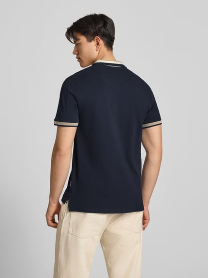 Männermodel trägt Regular Fit Poloshirt mit Label-Stitching Modell 'EVO' van Blend, katoen, V-hals, navy blauw, rugaanzicht, ganzkörperansicht rückansicht.