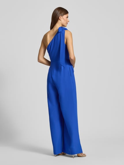 Frauenmodel trägt Jumpsuit mit Schleifen-Detail Modell 'ZERESH' von Lauren Ralph Lauren in kräftigem Blau, One-Shoulder-Träger, Taillierte Passform, seitlicher Reißverschluss, Rückenlänge bei Größe 36: 41 cm, Brustweite 41 cm, Gesamtlänge 154 cm, Innenbeinlänge 80 cm, Ganzkörperansicht Rückansicht.