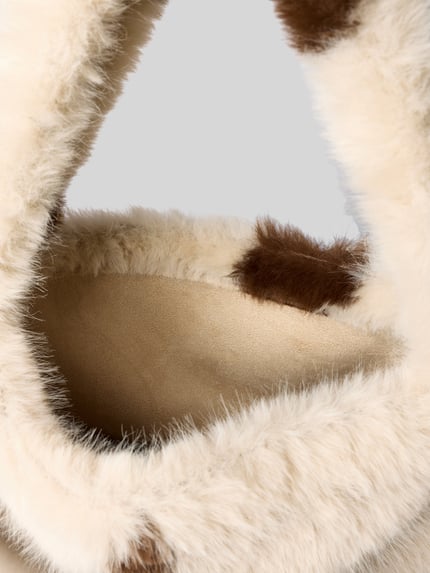 Produktfoto, Mom Bag aus Kunstfell mit Allover-Animal-Print von STUDIO NOOS, beiges und braunes Kunstfell, sichtbare weiche Textur, offenes Hauptfach, Tragehenkel, Maße: Breite 55 cm, Länge 40 cm, Tiefe 10 cm, Schulterriemen 70 cm.