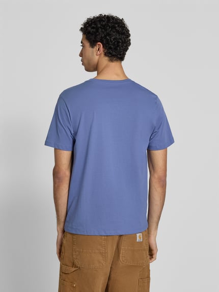 Männermodel trägt Regular Fit T-Shirt aus reiner Baumwolle Modell 'EGGO' von Pepe Jeans, Optik: Unifarben, Ganzkörperansicht Rückansicht.