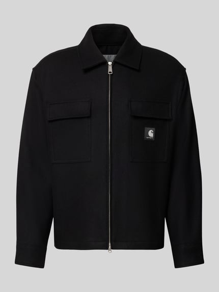 Produktfoto, schwarze Jacke mit Brusttaschen Modell 'Atoka' von Carhartt Work In Progress aus Baumwoll-Mix mit Label-Detail und Zweiwege-Reißverschluss