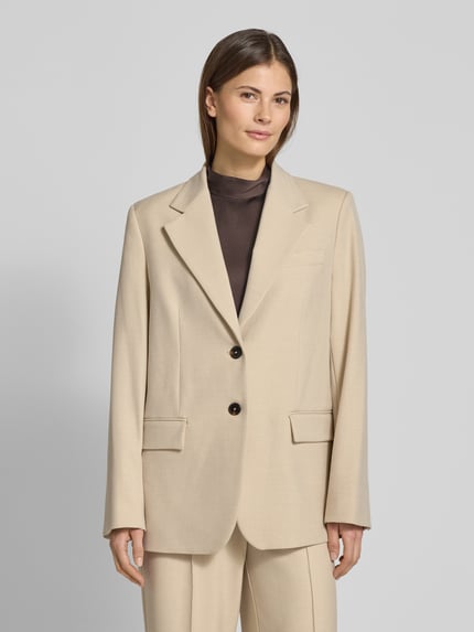 Frauenmodel trägt Regular Fit Blazer mit Pattentaschen Modell 'PARIS' von Mango, beigefarben, Material-Mix mit Viskose, Nahaufnahme Oberkörper.