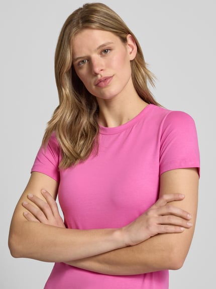 Frauenmodel trägt T-Shirt mit Rundhalsausschnitt Modell 'GIGI' von JJXX in Pink, Baumwoll-Elasthan-Mix, Nahaufnahme Oberkörper.