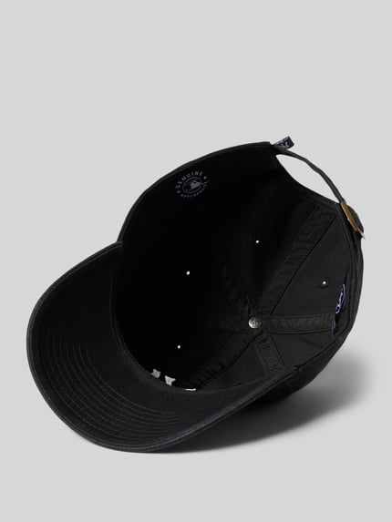 Produktfoto, Basecap aus reiner Baumwolle Modell 'NEYYAN' von '47 in Schwarz mit verstärktem Schirm, Luftlöchern und verstellbarem Verschluss.