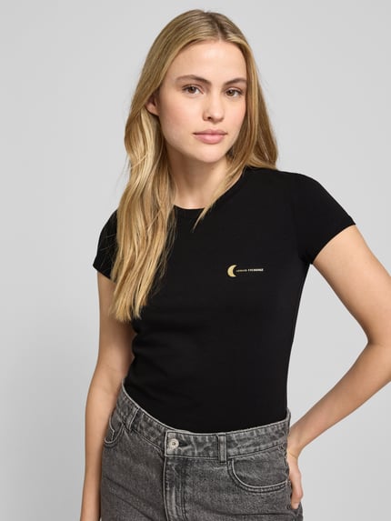 Vrouwenmodel draagt T-shirt met Label-Print van ARMANI EXCHANGE, zwart, slim fit, geribde ronde hals, katoen-elastaan, Nahaufnahme Oberkörper.