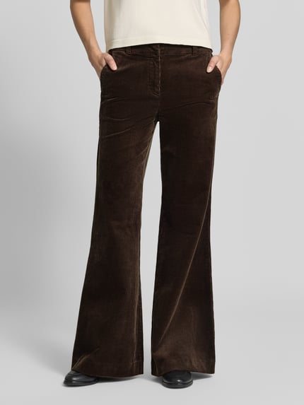 Kobiece model nosi spodnie sztruksowe 'Flared Fit Cordhose aus Baumwoll-Mix' od Marc O'Polo, brąz, faktura prążkowana, widok z przodu, moda damska