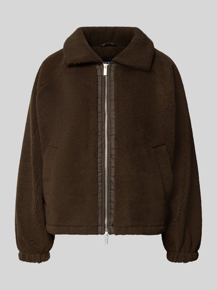 Produktfoto, braune Damen Teddyfell-Jacke mit Relaxed-Fit, Umlegekragen, Zweiwege-Reißverschluss, Eingrifftaschen, Modell 'ENNA' von Pegador
