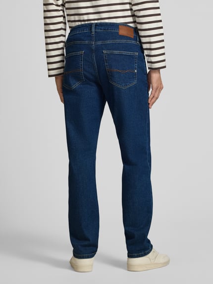 Mannenmodel draagt Straight Fit Jeans uit katoenmix model 'Cash' van Pepe Jeans, blauwe denim, achteraanzicht, heren straight fit jeans van Pepe Jeans.
