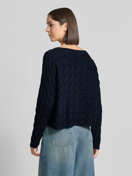 Vrouwenmodel draagt Relaxed Fit Strickpullover aus Baumwoll-Mix mit Zopfmuster van Oui in donkerblauw katoenmix met kabelpatroon, boothals, ruglengte maat 36: 48 cm, mouwlengte maat 36: 60 cm, rugaanzicht