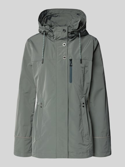 Produktfoto, Funktionsjacke mit Brusttasche von Gil Bret in graugrüner Farbe, taillierter krój slim fit, kaptur, stojący kołnierz, tunel na sznurek, kieszeń na piersi na zamek, długość pleców w rozmiarze 36: 74 cm, szerokość ramion w rozmiarze 36: 41 cm, szerokość w rozmiarze 36: 47 cm, długość rękawa w rozmiarze 36: 65 cm