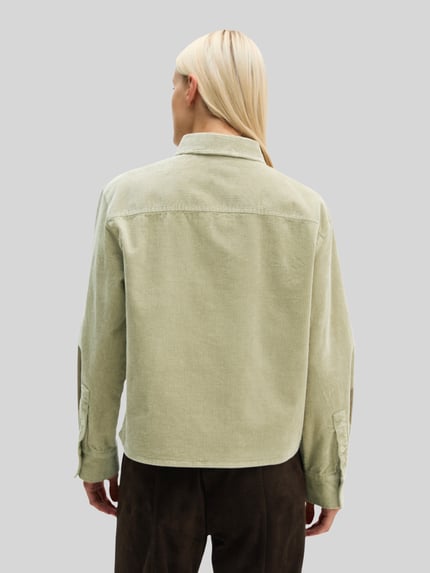 Frauenmodel trägt Regular Fit Langarmbluse aus Baumwoll-Mix von Marc O'Polo in hellem Grün mit feiner Struktur, Ganzkörperansicht Rückansicht. Damen Langarmbluse von Marc O'Polo.