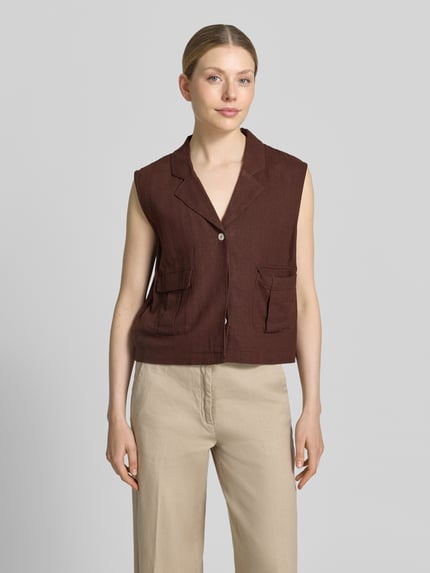 Vrouwenmodel draagt Weste aus Leinen-Mix mit Pattentaschen Modell 'Lava' van FREE/QUENT, regular fit, bruin, reverskraag, knoopsluiting, opgezette klepzakken, linnen-viscosemix, geheel van voren gezien.