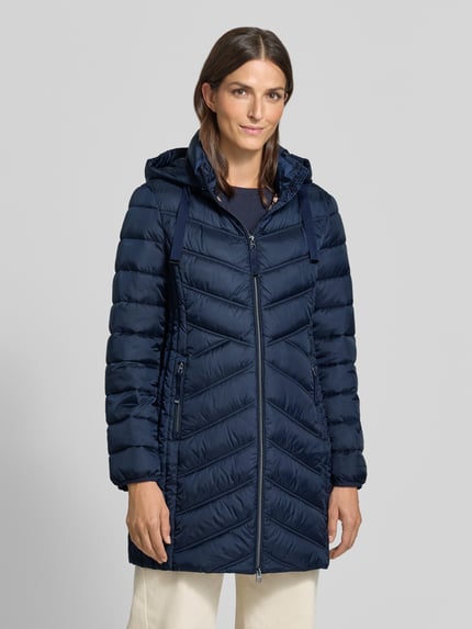 Kobiece modelka nosi Steppmantel mit Zweiwege-Reißverschluss von Christian Berg Woman Selection w kolorze granatowym, krój slim fit, kaptur z troczkiem, kieszenie na zamek, długość tyłu w rozmiarze 36: 83 cm, szerokość ramion w rozmiarze 36: 40 cm, szerokość w biuście w rozmiarze 36: 48 cm, długość rękawa w rozmiarze 36: 65 cm, pełny widok z przodu