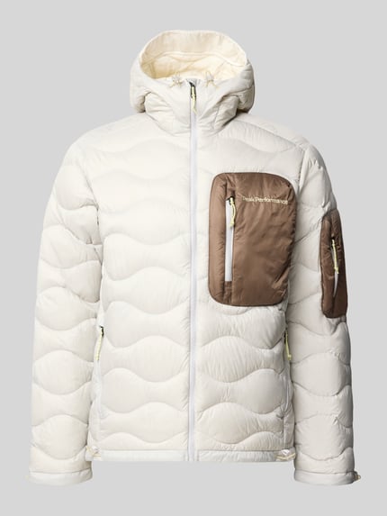 Produktfoto, jasnokremowa kurtka pikowana z kapturem i brązowymi kieszeniami, Model 'Helium Utility Down Hood' od Peak Performance, krój slim fit, tunel, zamek błyskawiczny, wyhaftowane logo, długość tyłu w rozmiarze M: 73 cm, szerokość ramion w rozmiarze M: 42 cm, szerokość w rozmiarze M: 57 cm, długość rękawów w rozmiarze M: 70 cm