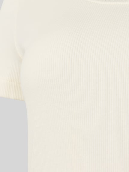 Frauenmodel trägt Pyjama-Oberteil mit Spitzenbesatz von Christian Berg Woman aus Baumwoll-Elasthan-Mix in Ripp-Optik, Nahaufnahme Oberkörper.
