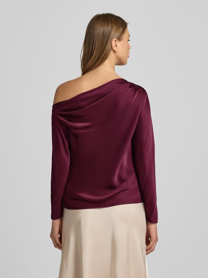Frauenmodel trägt Regular Fit Bluse im One-Shoulder-Look Modell 'HASBRIN' von Lauren Ralph Lauren aus bordeauxrotem Satin, Ganzkörperansicht Rückansicht, Rückenlänge bei Größe S: 52 cm, Ärmellänge bei Größe S: 63 cm.