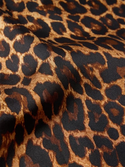 Produktfoto, brązowo-czarny nadruk w panterkę, matowa i gładka tekstura, Seidentuch aus reiner Seide mit Logo-Detail Modell 'Leo' von FRAAS, chusta trójkątna z jedwabiu, detal z logo