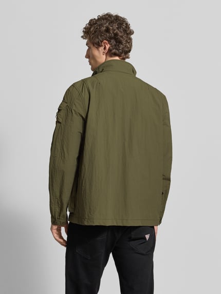 Männermodel trägt Jacke mit Stehkragen und Cargotaschen Modell 'CARGOYET' von PME Legend in Oliv mit sichtbarer Struktur, Ganzkörperansicht Rückansicht; Regular-Fit, Knopfleiste, Label-Detail, Rückenlänge 72 cm, Schulterbreite 47 cm, Brustweite 58 cm, Ärmellänge 67 cm.