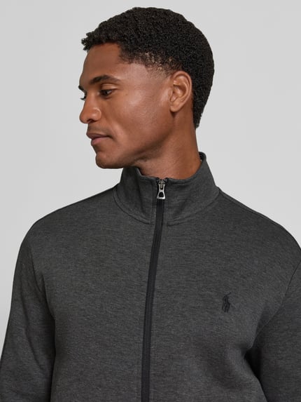 Mannenmodel draagt Relaxed Fit Sweatjacke aus Baumwoll-Mix van Polo Ralph Lauren in donkergrijs, zicht op de bovenkant van het lichaam, Nahaufnahme Oberkörper.