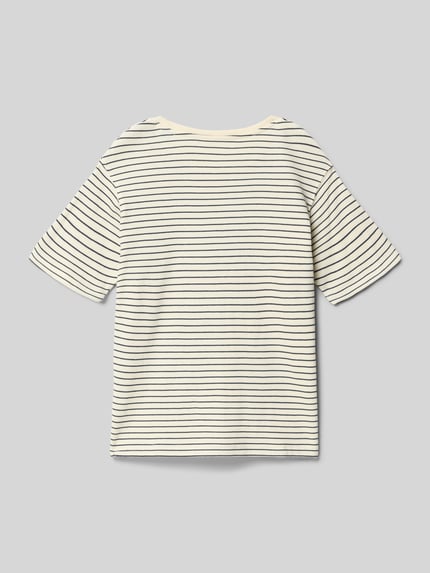 Produktfoto, Regular Fit T-Shirt in Strick-Optik Modell 'Edover' von JACK & JONES, dziecięcy t-shirt z bawełny, okrągły dekolt, długość tyłu w rozmiarze 140: 52 cm, kremowy z cienkimi czarnymi paskami, gładka tekstura