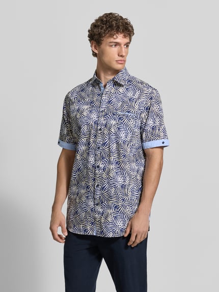 Männermodel trägt Modern Fit Freizeithemd mit Kentkragen von Christian Berg Men, Reine Baumwolle, grafisches Muster, Ganzkörperansicht von vorne.