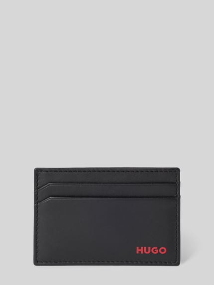 Produktfoto, schwarzes Portemonnaie mit Label-Print Modell 'Tibby_2.0_Cardcase' von HUGO für Herren, rote Logo-Prägung, glatte Oberfläche