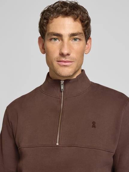 Männermodel trägt Regular Fit Troyer aus reiner Baumwolle Modell 'WAARLO FLEECE' von ARMEDANGELS in Braun, Nahaufnahme Oberkörper, Herren Troyer von ARMEDANGELS