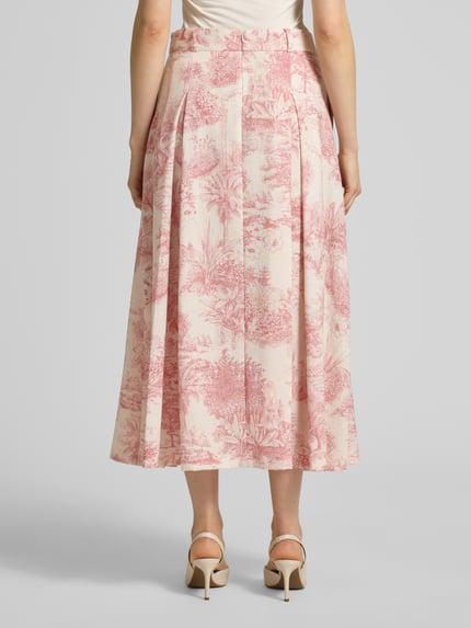 Frauenmodel trägt Midirock im Allover-Look Modell 'PALMIRA' von SEDUCTIVE in Rosa mit Gelegte Falten, Gesamtlänge 88 cm, Ganzkörperansicht Rückansicht.