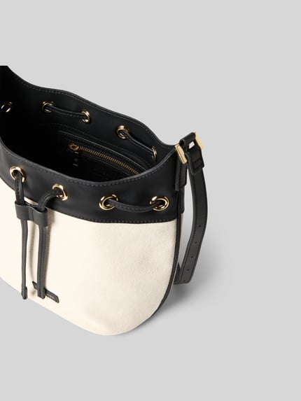 Produktfoto, Torebka typu Bucket Bag mit Logo-Patch von Anine Bing, fakturowany wzór, tunel, regulowane ramiączko, przegródka zapinana na zamek błyskawiczny, szerokość 26 cm, długość 26 cm, głębokość 11 cm