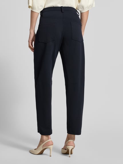 Frauenmodel trägt Jogpants mit elastischem Bund Modell 'OCEAN' von Cambio in Dunkelblau, Material-Mix mit Stretch-Anteil, Regular-Fit, Ganzkörperansicht Rückansicht