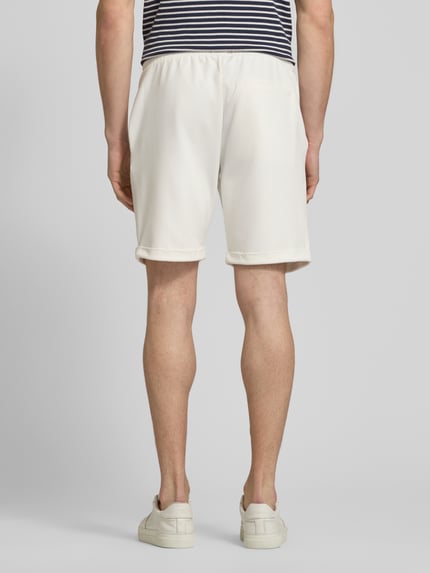 Männermodel trägt Shorts mit elastischem Bund und Gesäßtasche von MCNEAL, Material-Mix mit Viskose-Anteil, Regular-Fit, Ganzkörperansicht Rückansicht.