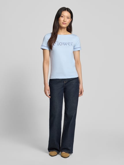 Frauenmodel trägt T-Shirt mit Lochstickerei und Rundhalsausschnitt von Jake*s Casual, hellblau, aus Reine Baumwolle, Regular-Fit, Rückenlänge bei Größe S 56 cm, schlichtes Design mit geradem Schnitt, Ganzkörperansicht von vorne.