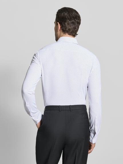 Männermodel trägt Slim Fit Businesshemd mit Kentkragen Modell 'KENNO' von HUGO mit Optik:Allover-Muster, Ganzkörperansicht Rückansicht.