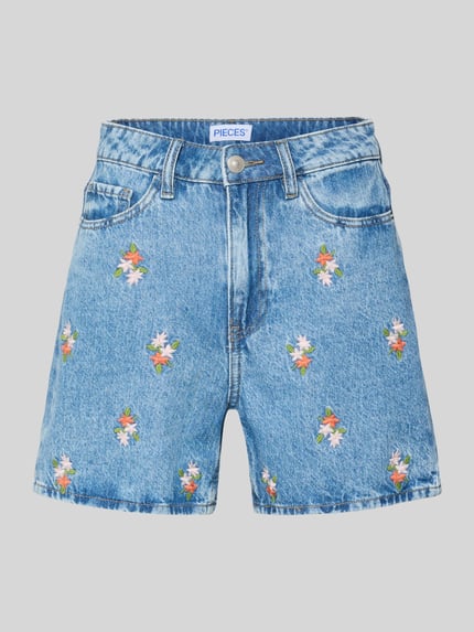 Produktfoto, Regular Fit Jeansshorts aus reiner Baumwolle Modell 'SKY' von Pieces in blauer Denim-Optik mit Stickerei, Nieten und 5-Pocket-Design.