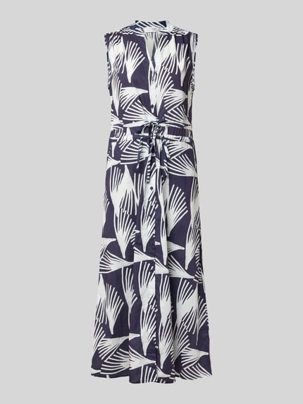 Frauenmodel trägt Hemdblusenkleid mit V-Ausschnitt und Bindegürtel Modell 'Lani' von GUIDO MARIA KRETSCHMER WOMAN, A-Linie, Allover-Look, Reine Baumwolle, Midikleid, Rückenlänge bei Größe 36: 128 cm, Brustweite: 48 cm, abstraktes dunkelblau-weißes Muster, Ganzkörperansicht Rückansicht.