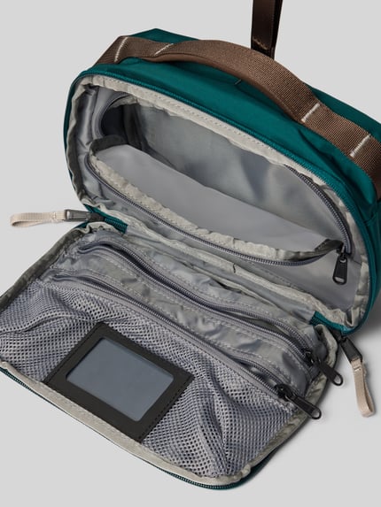 Produktfoto, Kulturbeutel mit Logo-Print Modell 'Voyager' von The North Face in Türkis und Grau, Reißverschluss, mehrere Innenfächer, Trageriemen, Breite 24 cm, Länge 19 cm, Tiefe 10 cm, Länge Schulterriemen 14 cm