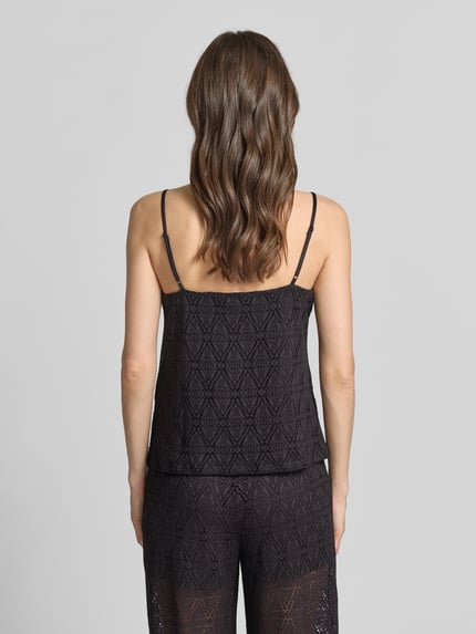 Frauenmodel trägt Regular Fit Top mit Spitze Modell 'MAYA' von Vero Moda, schwarz, V-Ausschnitt, verstellbare Spaghettiträger, Ganzkörperansicht Rückansicht.
