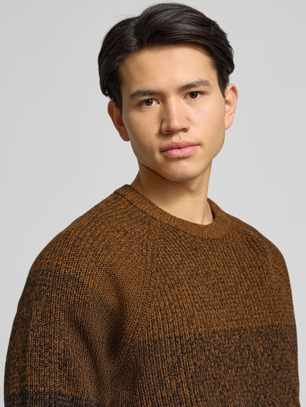 Männermodel trägt Relaxed Fit Strickpullover aus reiner Baumwolle Modell 'BIRK' von Only & Sons in brauner Melange-Optik, Nahaufnahme Oberkörper